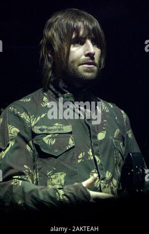 Milano Italia 22/11/02 , concerto dal vivo delle oasi al Forum Assago : Il cantante Liam Gallagher durante il concerto Foto Stock