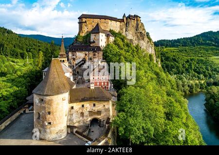 Castello di Orava - Oravsky Hrad in Oravsky Podzamok in Slovacchia. Roccaforte medievale su una scogliera molto alta e ripida dal fiume Oriva. Vista aerea Foto Stock
