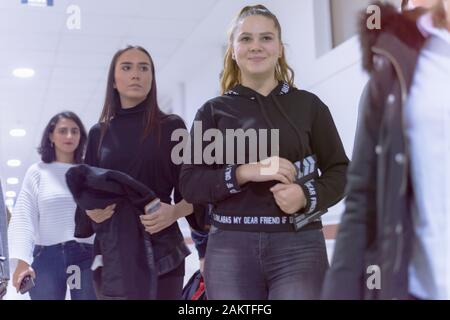 Il gruppo internazionale di studenti con andando fuori dall'aula in università e riposo dopo la lezione. Happy amici che studiano insieme la spesa libera Foto Stock