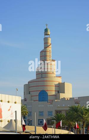 DOHA, QATAR -12 dic 2019- Vista Giorno dell'Abdulla Bin Zaid Al Mahmoud centro culturale islamico moschea a spirale a Doha, in Qatar. Foto Stock