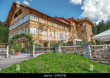 Ifen-Kleinwalsertal - Vista al Alpine Lodge Auen-Cabin Frontview, vicino alla stazione della funivia si trova, Vorarlberg, Austria, 19.09.2018 Foto Stock