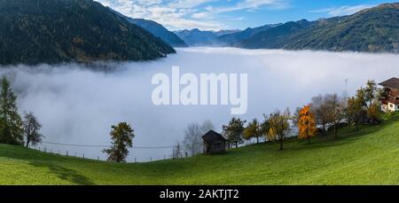 Soleggiata idilliaca scena alpina autunnale. Tranquilla notte nebbia Alpi vista montagna dal sentiero escursionistico da Dorfgastein a Paarseen laghi, Land Salzburg, Austr Foto Stock