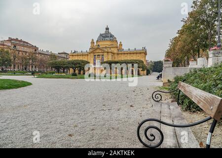 Zagabria - Frontview al padiglione di arte, è un'arte internazionale e sala per esposizioni di arte contemporanea fondata nel 1898 a Zagabria la Città Bassa, Zagabria, C Foto Stock