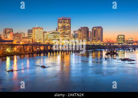 Richmond, Virginia, Stati Uniti d'America skyline del centro sul fiume James al crepuscolo. Foto Stock