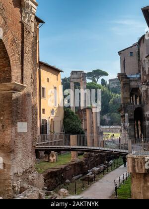 Le piccole stradine e sentiero al Teatro Marcello nel Ghetto di Roma, Italia Foto Stock