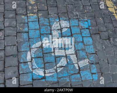 Handicap parcheggio sulla strada di Roma, Italia Foto Stock