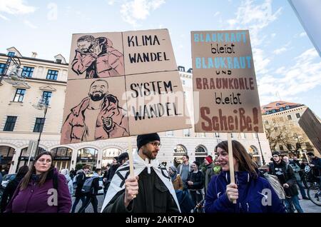 10 gennaio 2020: funzionamento continuo con il settimanale di proteste, il venerdì per i futuri partecipanti effettuata una silenziosa azione di protesta presso la sede centrale di Siemens a Monaco di Baviera, Germania. Siemens è venuta recentemente sotto il fuoco per la sua partnership con la Adani Carmichael della miniera di carbone di progetto in Australia. Mentre alcuni 61 imprese hanno rifiutato di lavorare con Adani, Siemens ha proseguito i lavori per la costruzione della miniera di commutazione rail systems, ma ha affermato la volontà di prendere una decisione finale "entro giorni''. Punti critici per la furia di incendi e ora la costruzione di una miniera di carbone come un fallimento della politica per la riduzione di GRE Foto Stock