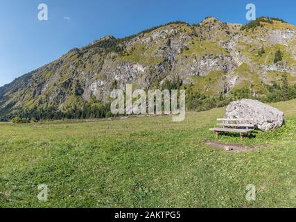 Vista sulla valle di Oytal con una panchina di fronte alle montagne / Baviera Foto Stock