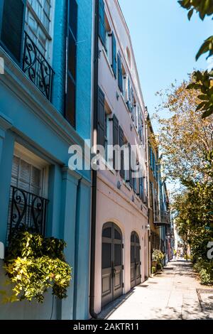 Charleston, South carolina, vista della strada nel centro città con case e architettura storica Foto Stock