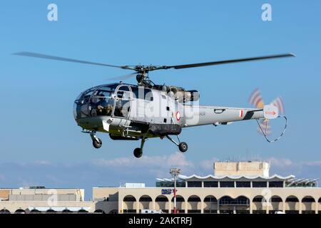 A Malta le Forze Armate di Aérospatiale SA-316B Alouette III (come9211) proveniente per atterrare sulla pista 31. Foto Stock