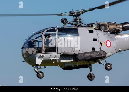 A Malta le Forze Armate di Aérospatiale SA-316B Alouette III (come9211) proveniente per atterrare sulla pista 31. Foto Stock