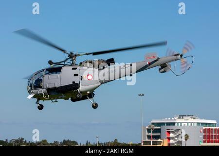 A Malta le Forze Armate di Aérospatiale SA-316B Alouette III (come9211) proveniente per atterrare sulla pista 31. Foto Stock