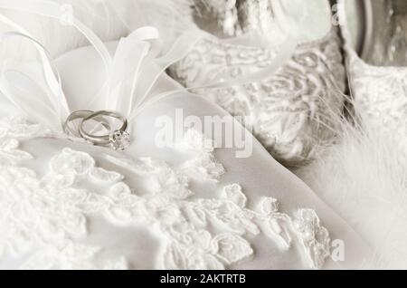 Accessori di nozze. Anelli d oro, cuscino scarpe nuziale. Foto Stock