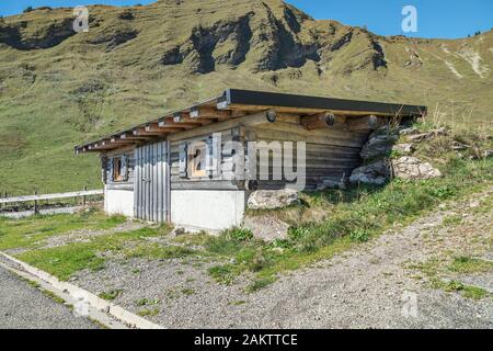 Oberstdorf - Vista Della Cabina Di Montagna A Schlappold-Lago Alpe Con Vista Del Sentiero Escursionistico Fellhotn Mountain Ridge, Baviera, Germania, Oberstdorf 25.09.201 Foto Stock