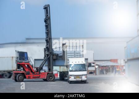 Impilatore di contenitori, caricare il contenitore nel carrello. Concetto di trasporto Foto Stock