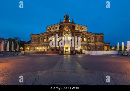 Dresda - la vista su Semper-Oper è stata costruita dall'architetto Gottfried Semper e inaugurata nell'aprile 1841, Sassonia, Germania, Dresda, 01.10.2018 Foto Stock