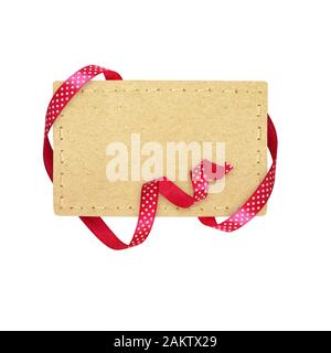 Rosa seta polka dot ribbon e un tag isolato su bianco Foto Stock