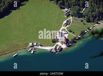 04 settembre 2019, il Land della Baviera, Schönau: vista sul lago e il molo e un pellegrinaggio alla chiesa di San Bartolomeo dal punto di vista Firepalm. Il Fjord-come il lago di montagna è più di 190 metri di profondità in corrispondenza del suo punto più profondo e una popolare destinazione per escursioni. Barche elettriche funzionano sul lago di tutto l'anno. Foto: Soeren Stache/dpa-Zentralbild/ZB Foto Stock