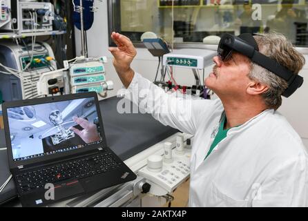 Berlino, Germania. Decimo gen, 2020. Medico Olaf Göing, direttore medico della clinica di medicina interna a Sana Klinikum Lichtenberg, prove di mixed-realtà occhiali 3D per uso in cardiologia. Essi possono così accedere ai loro pazienti' dati medici e visualizzare le migliori strutture per la diagnostica e la pianificazione operativa a mano e il parlato. Il Sana clinica è, secondo le proprie dichiarazioni, il primo ospedale al mondo ad utilizzare questa nuova tecnologia in cardiologia. Credito: Jens Kalaene/dpa-Zentralbild/dpa/Alamy Live News Foto Stock