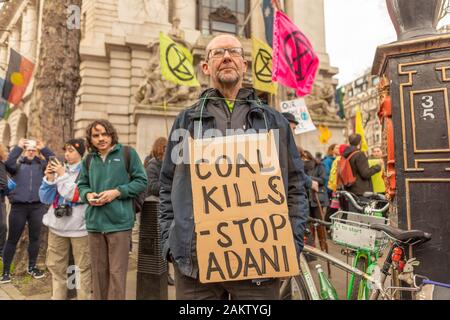 Ambasciata australiana, Londra, Regno Unito. Decimo gen, 2020. Dopo la devastante bush australiano di incendi in 2019 e in 2020, i manifestanti si raccolgono al di fuori dell'Ambasciata australiana a Londra. La chiave di ciò che viene chiesto al governo australiano sono a pagare tutti i vigili del fuoco e dare la forza un finanziamento completo, fornire sollievo e aiuto per le comunità colpite e iniziare immediatamente la rapida transizione lontano da combustibili fossili. Penelope Barritt/Alamy Live News Foto Stock