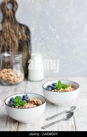 Cioccolato artigianale di muesli dado con mirtilli freschi. La corretta e sana prima colazione. Foto Stock