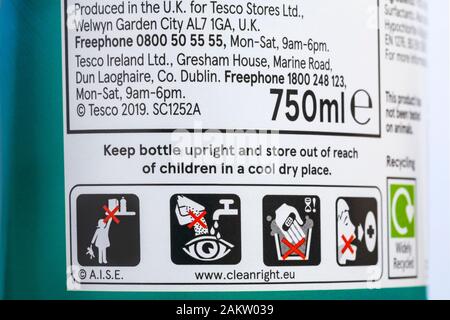 Simboli di etichettatura, sulla bottiglia di Tesco spessa oceano di sbianca Foto Stock