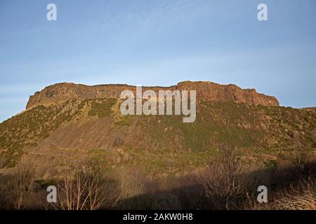 Edimburgo, Scozia, Regno Unito. Il 10 gennaio 2020. Il corpo di un uomo è stato scoperto nell'Holyrood Park vicino a Arthur' Seat e Salisbury Crags di Edimburgo. Non è ancora stato confermato dalla polizia ma può essere un maschio che è stato visto l'ultima volta il 2 gennaio 2020. Un portavoce della polizia ha detto: "La polizia in Scozia è stato chiamato a Salisbury Crags in Edinburgh poco dopo 10.35am su Venerdì, 10 gennaio dopo che il corpo di un uomo è stato trovato in zona. "L'uomo è stato dichiarato morto presso la scena e le indagini sono in corso. Servizi di emergenza sono stati in presenza". Foto Stock