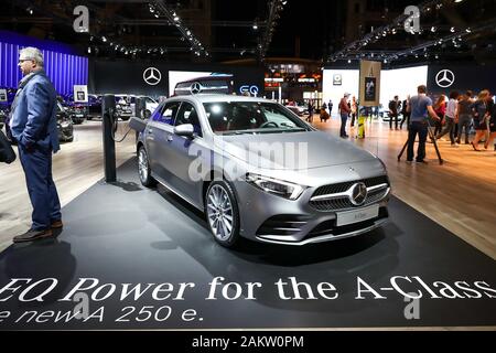 Bruxelles. Il 9 gennaio, 2020. Foto scattata il 9 gennaio, 2020 mostra una Mercedes-Benz 250 e auto presso il novantottesimo Bruxelles Motor Show di Bruxelles, Belgio. Il novantottesimo Bruxelles Motor Show sarà aperta al pubblico dal 10 gennaio al 19. Credito: Zhang Cheng/Xinhua/Alamy Live News Foto Stock