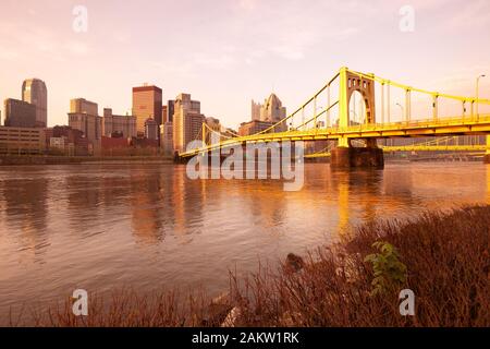 Skyline del centro con Andy Warhol ponte sopra il fiume Allegheny, Pittsburgh, Pennsylvania, STATI UNITI D'AMERICA Foto Stock