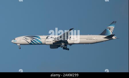 Boeing 777-36N(ER) SU-RDT di EgyptAir su approccio all'Aeroporto di Londra Heathrow, 10 gennaio 2020. Foto Stock