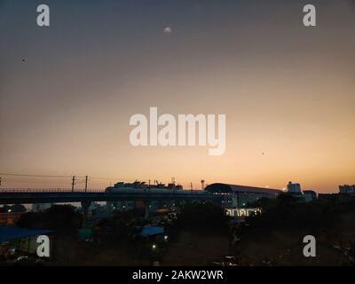 Jaipur, Rajasthan Circa 2020 - Fotografia che mostra un treno della metropolitana che lascia la sua stazione della metropolitana durante il tramonto su una fredda serata fredda di freddo inverno con molto Foto Stock