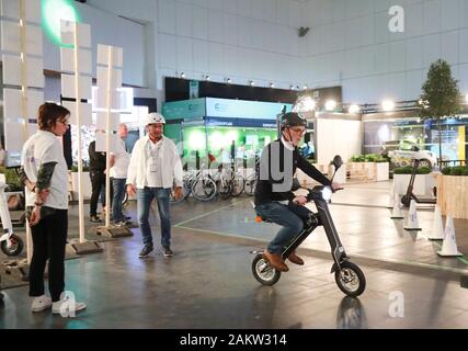 Bruxelles, Belgio. Il 9 gennaio, 2020. Un visitatore cerca su un pieghevole bicicletta elettrica presso l'area esperienze della 98a Bruxelles Motor Show di Bruxelles, Belgio, Gen 9, 2020. Il novantottesimo edizione del Bruxelles Motor Show, che si svolgerà dal 10 gennaio al 19 qui all Expo di Bruxelles, saranno dotati di nuovi concetti di soft e condiviso la mobilità, comprese le nuove tecnologie e i sistemi di condivisione. Per andare con 'Bruxelles Motor Show di concentrarsi sulla mobilità alternativa' Credit: Pan Geping/Xinhua/Alamy Live News Foto Stock