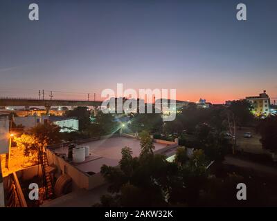 Jaipur, Rajasthan Circa 2020 - Fotografia che mostra un treno della metropolitana che lascia la sua stazione della metropolitana durante il tramonto su una fredda serata fredda di freddo inverno con molto Foto Stock