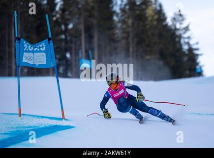 Team GB sciatore alpino, Daisi Daniels (17), durante il Lausanne 2020 Donna Super G Sci di discesa a Les Diablerets Alpine Center in Svizzera. Foto Stock