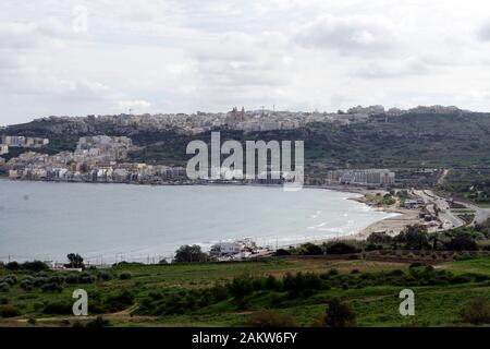 Blick von der Marfa Ridge auf Mellieha und die gleichnamige Bucht, Malta Foto Stock