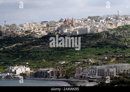 Blick von der Marfa Ridge auf Mellieha und die gleichnamige Bucht, Malta Foto Stock