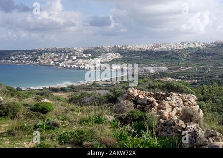 Blick von der Marfa Ridge auf Mellieha und die gleichnamige Bucht, Malta Foto Stock