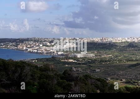 Blick von der Marfa Ridge auf Mellieha und die gleichnamige Bucht, Malta Foto Stock