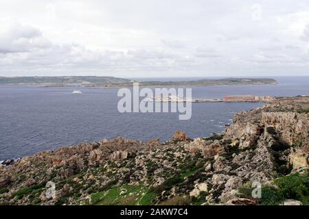 Blick von der Marfa Ridge auf Cirkewwa und den Fährhafen, im Hintergrund Comino und die Gozo-Fähre, Mellieha, Malta Foto Stock