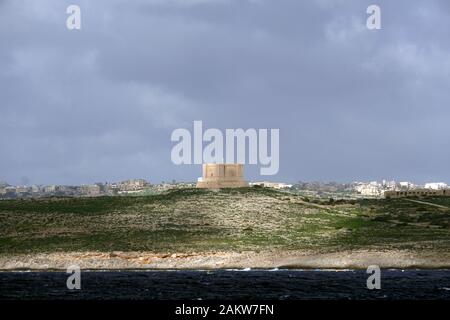 Blick von der Marfa Ridge auf die Insel Comino mit Santa Maria Turm, Mellieha, Malta Foto Stock