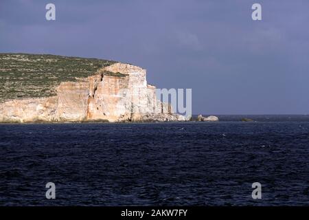 Blick von der Marfa Ridge auf Steilküste im Südosten von Comino, Mellieha, Malta Foto Stock