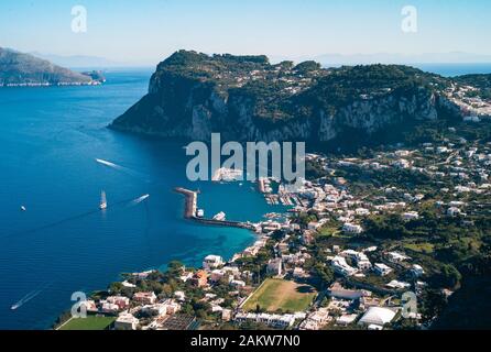 Marina Grande Porto sulla isola di Capri visto dalla Villa San Michele in un giorno di estate Foto Stock