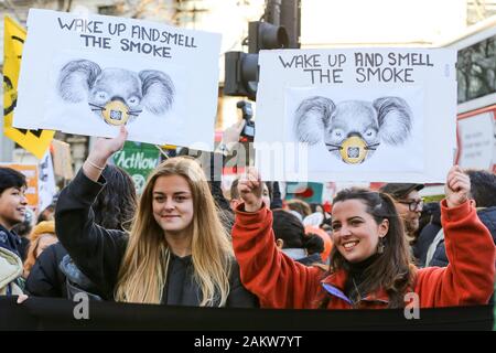 Londra, Regno Unito. Decimo gen, 2020. Australian manifestanti tenere cartelloni al di fuori dell'Ambasciata australiana a Londra esige azioni dal governo australiano sulla incendi che hanno bruciato oltre dodici milioni di acri di terra e ucciso centinaia di animali come pure 17 persone. Credito: SOPA Immagini limitata/Alamy Live News Foto Stock