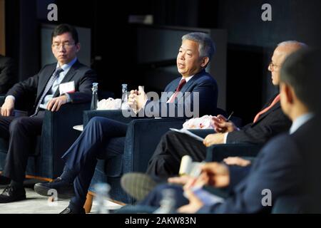 (200110 ha) -- NEW YORK, 10 gennaio, 2020 (Xinhua) -- Huang Yiping, professore e vice preside della Scuola nazionale di sviluppo all Università di Pechino parla di un pannello per tema "Previsione dell'economia cinese per il 2020 in New York, Stati Uniti, gennaio 9, 2020. La Cina è in grado di mantenere una crescita economica stabile nell'anno a venire e oltre, sostenuta da più forze di azionamento, nonostante il montaggio della pressione verso il basso, economisti hanno detto. Per tema "Previsione dell'economia cinese per il 2020", il pannello si è tenuta a New York il giovedì in primo piano un gruppo di leader cinesi e economisti americani che sh Foto Stock