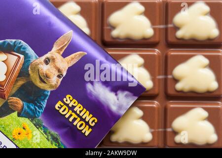 La barretta di cioccolato Cadbury Dairy Milk Spring Edition è stata aperta per mostrare i contenuti: Cioccolato al latte con cioccolato bianco Foto Stock