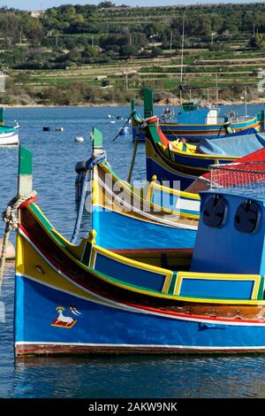 Straditionelle, bunte Fischerboote im Hafen von Marsaxlokk, Malta Foto Stock