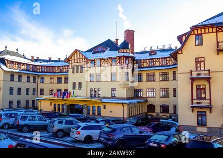 Stary Smokovec, Slovacchia - 01 gennaio 2020: Vista del Grand Hotel nella famosa località di Stary Smokovec a High Tatra montagne con elem a graticcio Foto Stock