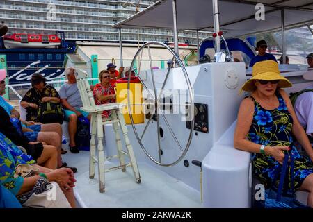 Oranjestad, Aruba - 4 dicembre 2019: Turisti in viaggio in barca dal tour Pelican per fare snorkeling lungo la costa di Aruba Foto Stock