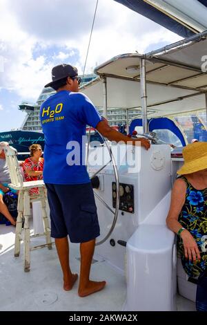 Oranjestad, Aruba - 4 dicembre 2019: Turisti in viaggio in barca dal tour Pelican per fare snorkeling lungo la costa di Aruba Foto Stock