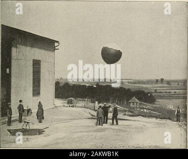 I dirigibili del passato e del presente, insieme con i capitoli sull'uso di palloncini in connessione con la meteorologia, la fotografia e i piccioni viaggiatori . BALLOONING SCIENTIFICA. 257 Observatoire cle la Meteorologie dynamique. Palloncini vengono usatiper, fatta di seta leggera, cambric o carta verniciata withrubber soluzione o olio di semi di lino; le loro capacità variano da 1.000 a 17.500 piedi cubici. Il peso degli strumenti è verysmall, e quindi le dimensioni del palloncino dipende generallyon l'altezza alla quale si è proposto di salire. La rete è del. Fig. 160.-salita di un palloncino, equipaggiato con un paracadute a Li Foto Stock